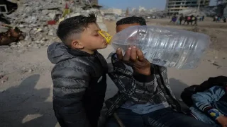 المياه الملوثة.. سلاح جديد يفتك بأهل غزة بسبب الاحتلال