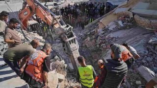 تضرر جراء قصف سابق.. انهيار مبنى سكني في غزة يقتل 19 فلسطينيًا