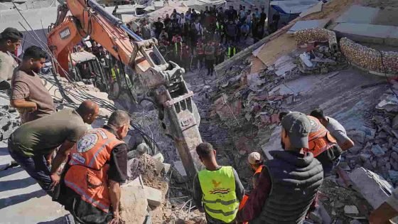 تضرر جراء قصف سابق.. انهيار مبنى سكني في غزة يقتل 19 فلسطينيًا